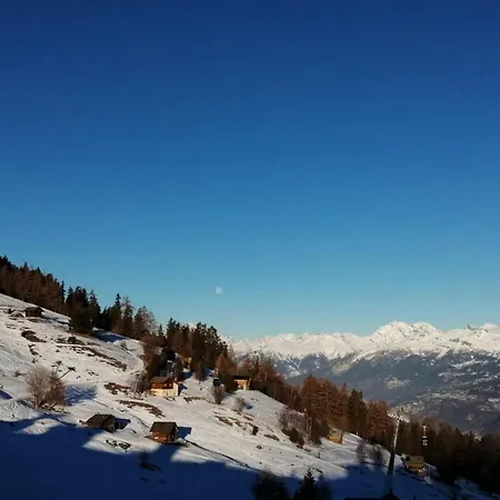 In Swiss Alps Near Cable Car 公寓